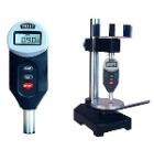 邵氏D一體化數顯式硬度測量儀器，該硬度計集測量裝置和數據處理于一體，具有結構緊湊、測值準確、攜帶方便、造型美觀、重量輕和易于操作等優(yōu)點。它主要用來測定硬塑料和硬橡膠的硬度，特別適合于現場對橡膠和塑料成品的硬度測量。 