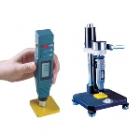 橡膠A型硬度計能快速準確地進行塑料、軟橡膠、合成橡膠、打印膠輥的測量。在化工及橡膠業(yè)有著廣泛的應用。主要特點：
造型美觀，攜帶方便，能與計算機通訊。測量范圍：0～100HA；
測量誤差：在20～90HA內，HA≤±1度
