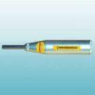 ZC4型測磚回彈儀是用彈簧驅(qū)動彈擊錘并通過彈擊桿彈擊磚樣表面所產(chǎn)生的瞬時彈性形變的恢復力，使錘帶動指針彈回并指示出回彈距離，以回彈值作為磚的抗壓強度相關指標之一，來推定磚的抗壓強度及標號。