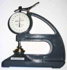 CH系列測厚儀：它可分為A，B，C，S等型號及手式，臺式等各種規(guī)格.A型是測量硫化橡膠和塑料制品的厚度；B型是測量乳膠的厚度；S型可用于塑料厚度的測量；C型多頭測厚儀用于電線電纜等特殊規(guī)格橡塑材料厚度的測量。
