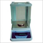 JA-5003 電子精密天平,新一代電磁式稱量傳感器，使產(chǎn)品的精度有了可靠保障。具有全自動(dòng)故障檢測(cè)，自動(dòng)校準(zhǔn)，超載保護(hù)等多種應(yīng)用程序。電源變壓器外置，減少溫度對(duì)天平稱量的影響.內(nèi)置RS232C接口，可直接連接計(jì)算機(jī)，打印機(jī)等。稱量范圍:0-500g.可讀性:1mg.稱盤尺寸:ф80mm