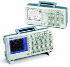 數(shù)字存儲示波器 TDS2004B 顯示： 彩色LCD ，帶寬：60 MHz；通道數(shù)量：4  ；每通道取樣速度：1.0 GS/s；記錄長度：2.5 K 點。通過前面板USB 端口支持可移動數(shù)據(jù)存儲設(shè)備