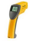  FLUKE66紅外線測溫儀，測量溫度為-32～600℃(-25至1100 °F)。 D:S=30:1標準焦距，光譜響應(yīng)8μm至14μm ，12個點的數(shù)據(jù)記錄，顯示分辨率:0.1℃。精度：±1% 或±1℃
