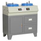 PG-2D型金相試樣拋光機是在PG-2C金相試樣拋光機的基礎(chǔ)上作進一步的設(shè)計改進,由原立式結(jié)構(gòu)設(shè)計成柜式結(jié)構(gòu)，二個拋光盤的轉(zhuǎn)速也由原一種轉(zhuǎn)速分別設(shè)計成700轉(zhuǎn)/分和900轉(zhuǎn)/分二個不同轉(zhuǎn)速.拋盤直徑：220mm
