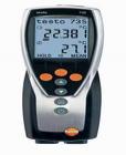  testo 735-2溫度儀精密、堅(jiān)固，帶有一個(gè)連接Pt100探頭的插口和2個(gè)連接熱電偶探頭的插口，三個(gè)探頭讀數(shù)在testo 735儀器上清晰顯示。選配高精度的Pt100插入式探頭時(shí)，系統(tǒng)精度高達(dá)0.05℃,分辨率0.001℃，非常適合作為標(biāo)準(zhǔn)儀器。
