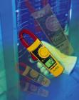 Fluke 335 鉗型表 真有效值鉗型儀表?？梢詼y量交流安培數(shù)、交流/直流電壓、歐姆數(shù)以及電機啟動電流。具有大型的背景燈顯示器和顯示保留功能。