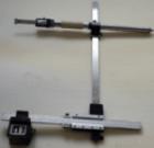 開口度及中心偏差測量儀主要用來測量工作輥裝配面與支承輥裝配面的中心線偏差，并能實際測量出工作輥裝配面開口度及支撐輥裝配面開口度。工作高度0-500mm，工作輥面開口度測量范圍400-350mm,支撐輥面開口度測量范圍620-590mm，測量精度0.02mm。