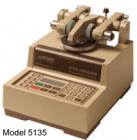 Taber 5135 & 5155 研磨儀是一種行業(yè)標準，用于陶瓷、塑料、紡織、金屬、皮革、橡膠和著色、著漆、電鍍表面等的磨損和耐用性測試。采用Taber 研磨儀進行加速磨損測試,平臺旋轉(zhuǎn)速度60或72 圈每分鐘