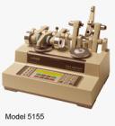 Taber 5135 & 5155 研磨儀是一種行業(yè)標準，用于陶瓷、塑料、紡織、金屬、皮革、橡膠和著色、著漆、電鍍表面等的磨損和耐用性測試。采用Taber 研磨儀進行加速磨損測試,平臺旋轉(zhuǎn)速度60或72 圈每分鐘