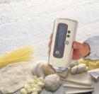 使用白度指數(shù)(CIE或亨特爾)指示食品和原材料的白度。測量口徑為8mm。測量、數(shù)據(jù)處理、顯示的三個部位一體化設(shè)計。小型輕便的手提式設(shè)計?？梢詼y量粉體或粘稠狀物體。

