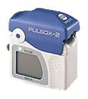 只需將手指插入指架，監(jiān)測器便自動開啟，可立即開始測量。 

大屏幕顯示，清晰明了

大屏幕LCD確保文字與測量值顯示清晰明了。此外，在黑暗環(huán)境中會自動點亮背光。 

高度便攜性

PULSOX-2外形小巧，僅重70g，攜帶非常方便；此外，頸帶設(shè)計更添靈活性和易用性。 

堅固耐用

此儀器的設(shè)計堅固耐用，可承受碰撞和擊打。因此非常適合家庭使用。 

性能可靠，深受好評

PULSOX-2繼承了PULSOX系列深受好評的設(shè)計和性能，這兩方面在該系列多年來累積的經(jīng)驗中日趨完善。 

電池壽命長

采用高效節(jié)能設(shè)計，兩節(jié)AAA電池即可支持連續(xù)使用80小時。
