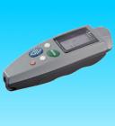 
測(cè)頭主機(jī)一體結(jié)構(gòu)緊湊單手操作；最新研制的測(cè)頭頂部由非常耐磨的硬制材料制成，保證長(zhǎng)期使用而不損壞。標(biāo)準(zhǔn)箔及標(biāo)準(zhǔn)板可安全地存放在內(nèi)置儲(chǔ)存?zhèn)}內(nèi)。

儀器隨測(cè)頭型號(hào)的不同有三種類(lèi)型：

F型測(cè)頭采用磁感應(yīng)原理在鋼鐵基材上測(cè)量。

N型測(cè)頭采用電渦流原理在有色金屬基材測(cè)量。

FN兩用型測(cè)頭可在所有金屬基材上測(cè)量

儀器符合DIN、ISO、BS、ASTM標(biāo)準(zhǔn)
