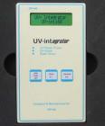 UV-int160增強(qiáng)型UV能量計，儀器適用： 測量UV紫外光強(qiáng)度，能量，溫度，波長范圍：UV 315 - 410 nm MAX:365nm，輸入功率：0 -- 5,000 mW/，測量范圍：0 -- 2,000 mW/cm2，顯示范圍：0 -- 36,000 mJ/cm2，能量顯示： 2×16位LCD液晶，測量精度：± 5 % ，測量溫度：0--115°C 

