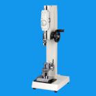 目 的：
ABQ拉力鈕扣測試儀，可配置NK、HF推拉力計和專用夾具，專用于測量鈕扣的扣合力或脫離衣物破壞力。檢測鈕扣、按鈕等固定強度是很重要的一項標準，尤其是在嬰兒和兒童服裝設計及制造中最為重要。在鈕扣固定裝飾件上使用一定力的測量需要通過力度儀器來記錄。
