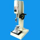 目 的：
ABQ拉力鈕扣測試儀，可配置NK、HF推拉力計和專用夾具，專用于測量鈕扣的扣合力或脫離衣物破壞力。檢測鈕扣、按鈕等固定強度是很重要的一項標準，尤其是在嬰兒和兒童服裝設計及制造中最為重要。在鈕扣固定裝飾件上使用一定力的測量需要通過力度儀器來記錄。
