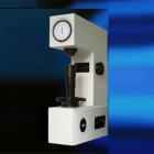 儀器簡介：
XHR-150型塑料洛氏硬度計采用自動加卸試驗力機構(gòu)，裝有可調(diào)總試驗力保持時間的電位器，試驗力變換由變荷手輪的旋轉(zhuǎn)而獲得，所以操作簡便迅速，除度盤對零外，沒有人為的操作誤差，具有很高的靈敏度，穩(wěn)定性。
適用于工廠車間和實驗室。
