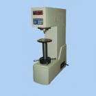 儀器簡介：
硬度是材料機械性能的重要指標之一，而硬度試驗則是判斷金屬材料或產(chǎn)品零件質(zhì)量的重要手段。所謂硬度，就是指材料在一定條件下，抵抗另一本身不發(fā)生殘余變形物體壓力的能力。抵抗的能力越大，硬度越高，反之則硬度低。
布氏硬度試驗主要用于鑄鐵、鋼材、有色金屬等材料的硬度測定，此外還可以用于硬質(zhì)
的塑料、電木等某些非金屬材料硬度的測定。適用于工廠、車間、試驗室、大專院校和科研機構(gòu)。
