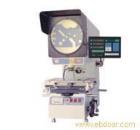 特點

±    采用投影筒升降調(diào)焦，荷重可達50千克，適宜重型工件?？蛇xZ系列正像型，影像與工件同向，正立直觀。
±    光學系統(tǒng)質(zhì)量優(yōu)良，物鏡成像清晰，放大倍率準確，在透射光照明下，輪廓測量誤差小于0.08%。
±    投影屏旋轉(zhuǎn)機構(gòu)裝有角位移光電傳感器，顯示分辨率達1′或0.01°可作任意角度的快速測量，誤差在5′之內(nèi)。
±    數(shù)字顯示系統(tǒng)具有多種顯示功能，可進行公/英制轉(zhuǎn)換；相對/絕對坐標轉(zhuǎn)換；角度的60進制與100進制轉(zhuǎn)換以及坐標值的二等分。

