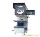 用途特點

±    采用工作臺升降調(diào)焦，使操作比較方便。可選Z系列正像型，影像與工件同向，正立直觀。
±    光學系統(tǒng)質(zhì)量優(yōu)良，物鏡成像清晰，放大倍率準確，在透射光照明下，輪廓測量誤差小于0.08%。
±    投影屏旋轉(zhuǎn)機構(gòu)裝有角位移光電傳感器，顯示分辨率達1′或0.01°可作任意角度的快速測量，誤差在5′之內(nèi)。
±    數(shù)字顯示系統(tǒng)具有多種顯示功能，可進行公/英制轉(zhuǎn)換；相對/絕對坐標轉(zhuǎn)換；角度的60進制與100進制轉(zhuǎn)換以及坐標值的二等分。

