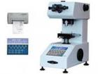 儀器免除了查表的麻煩，將測(cè)微目鏡測(cè)得的對(duì)角線長(zhǎng)度輸入程序，即直接在LCD顯示屏顯示硬度值，并由內(nèi)置打印機(jī)打印測(cè)量數(shù)據(jù)：最大值，最小值，分散度，平均值和均方差等。 

