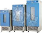 1、 采用鏡面不銹鋼內膽，四角半圓弧設計，易清潔，箱內擱板間距可調。

2、 微電腦溫度控制器，控溫精確可靠。

3、 循環(huán)風扇速度自動控制，避免了試驗過程中由于速度過快而導致樣品的揮發(fā)。  

4、 設有獨立限溫報警系統(tǒng)，超過限制溫度即自動中斷，保證實驗安全運行，不發(fā)生意外。（選配）

5、 具有打印機或RS485接口，可連接打印機和計算機，能記錄溫度參數(shù)的變化狀況。（選配）

6、國際品牌壓縮機，采用環(huán)保制冷劑（R134a），高效率、低耗能、促進節(jié)能。（型號中帶“F”具備此功能）

