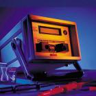 產(chǎn)品描述 

OBO PCS是一種峰值電流傳感器，它可以將脈沖電流值記錄并永久地儲(chǔ)存在磁卡上。


OBO PCS-CS鑒定裝置是一種專用磁卡閱讀器，它可以用來(lái)讀取儲(chǔ)存在PCS卡上記錄的電流值。


OBO PCS卡固定于引下線上，這樣可以檢測(cè)出該等電位連接線上通過(guò)的最大脈沖電流數(shù)值，并可隨時(shí)檢查防雷器是否有起到相應(yīng)的作用。


PCS上的磁條以一種特殊的方式進(jìn)行編碼，由于每根帶電導(dǎo)體均可產(chǎn)生磁場(chǎng)，該磁場(chǎng)的強(qiáng)度與導(dǎo)線電流值的大小具有函數(shù)關(guān)系，因而該磁場(chǎng)可以控制電磁條的編碼。使用磁卡閱讀器可以識(shí)別PCS卡上的電磁編碼，從而反映出脈沖電流的大小。