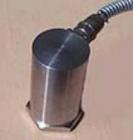 特點(diǎn)

● 用于重要設(shè)備的振動(dòng)監(jiān)測、報(bào)警和保護(hù) 

● 輸直接與DCS，PLC等4-20mA系統(tǒng)連接 

● 輸出可為速度、加速度和位移之一 

● 真有效值測量、穩(wěn)定可靠 

● 簡單、安全、低成本

● 可輸出動(dòng)態(tài)波形信號(hào)以便分析診斷 